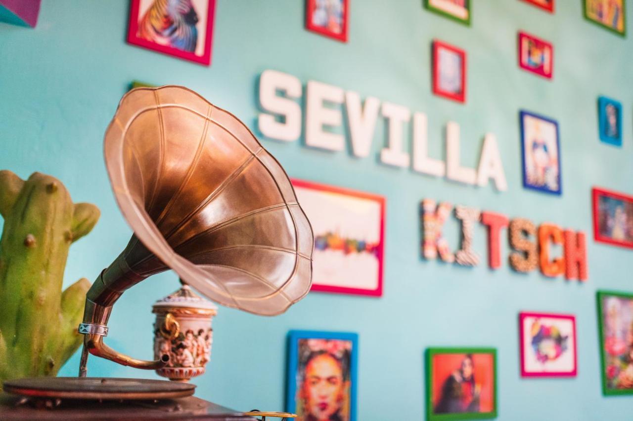 Sevilla Kitsch Hostel Art Exterior foto